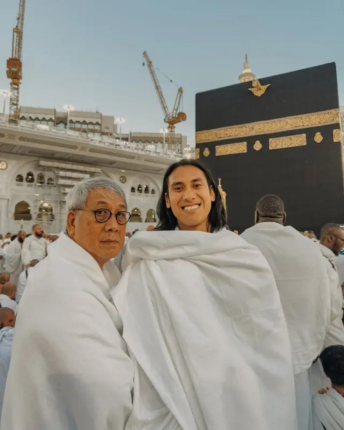 7 Potret Hana Malasan Umrah Bareng Keluarga Sean Gelael, Gaya Hijab Bikin Pangling