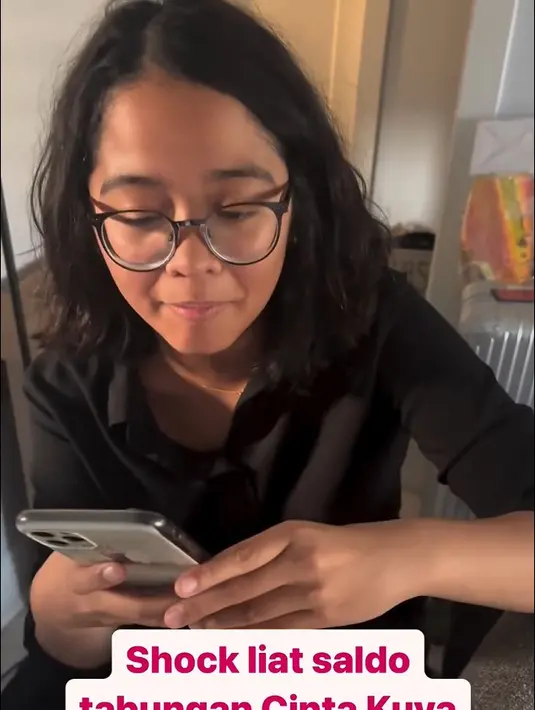 Meski sebagai anak artis terkenal dan kaya, Cinta Kuya menjalani pola hidup sederhana selama di Amerika. Bahkan, ia tak gengsi mencari uang tambahan dengan mengumpulkan botol bekas hingga jualan. [Instagram/king_uyakuya]