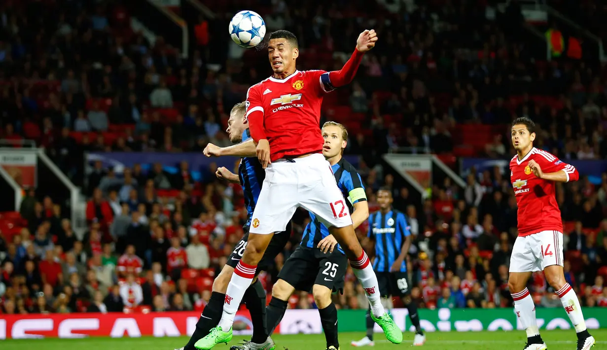 Bek  Manchester United Chris Smalling beradu bola dengan pemain Club Brugge dalam pertandingan kualifikasi UEFA Champions League leg pertama di Old Trafford, Manchester , Inggris, Selasa (18/8/2015).  MU menang dengan dkor 3 – 1. (Reuters/Darren Staples)
