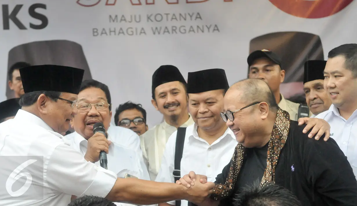 Ketua Umum Partai Gerindra, Prabowo Subianto (kedua kiri) memberikan semangat kepada kadernya di kantor DPP Gerindra, Jakarta, Rabu (19/4). Prabowo memberikan ucapan selamat kepada Anies-Sandi yang menang versi hitung cepat. (Liputan6.com/Yoppy Renato)