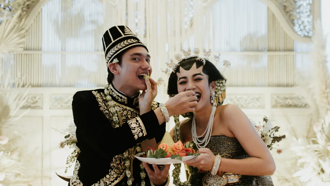 Adipati Dolken resmi nikahi Canti Tachril
