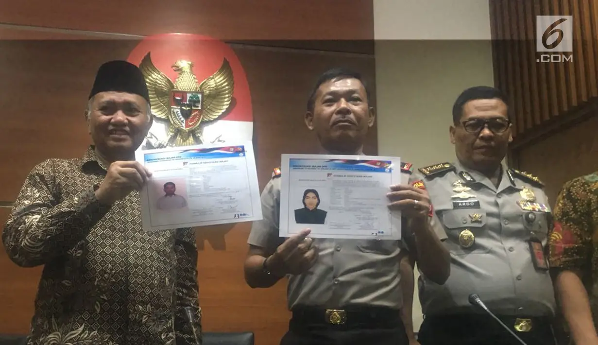 Ketua KPK Agus Rahardjo (kiri) dan Kapolda Metro Jaya Irjen Idham Azis (tengah) menampilkan sketsa terduga penyerang Novel Baswedan, Jumat (24/11). Dalam pertemuan tersebut, Idham menyampaikan perkembangan penyelidikan. (Liputan6.com/Fachrur Rozie)