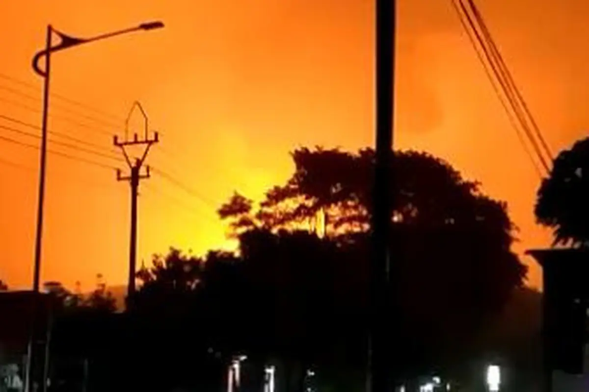 Kilang Pertamina Cilacap kebakaran, Sabtu malam (13/11/2021). (Istimewa/tangkapan layar video)