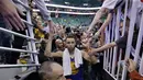 Bintang Golden State Warriors, Stephen Curry menyapa fans usai timnya menang atas Utah Jazz pada gim keempat playoff NBA di Salt Lake City, Senin (8/5/2017). Warriors menang 121-95.  (AP/Rick Bowmer)