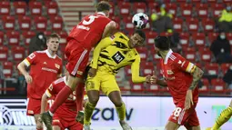 Bek Borusia Dortmund, Manuel Akanji, berebut bola dengan bek Union Berlin, Marvin Friedrich, pada laga lanjutan Liga Jerman di Stadion Alte Forsterei, Sabtu (19/12/2020) dini hari WIB. Borussia Dortmund kalah 1-2 melawan Union Berlin. (AFP/Annegret Hilse/pool)