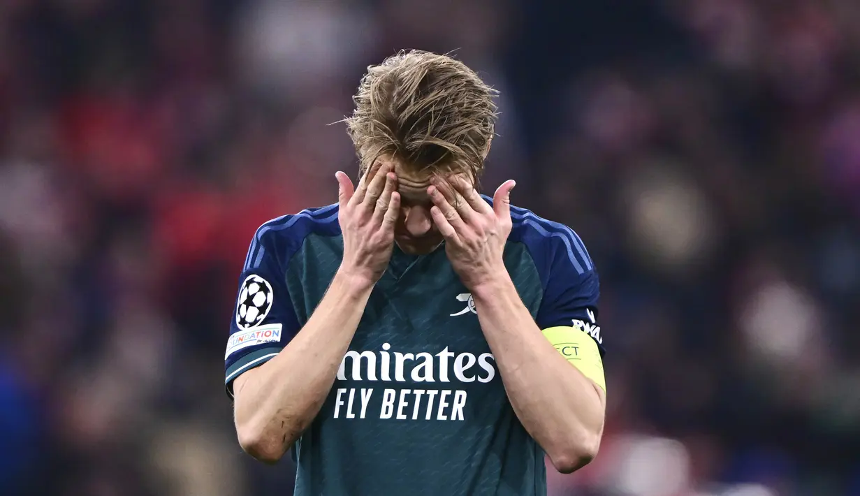 Pemain Arsenal, Martin Odegaard tampak kecewa setelah ditaklukkan Bayern Munchen  pada leg kedua perempat final Liga Champions di Allianz Arena, Kamis (18/4/2024). (AP Photo/Christian Bruna)