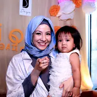 Natasha Rizki termasuk artis yang melepas masa lajang di usia yang sangat muda,  yang saat itu dipinag Deddy Mahendra Desta pada usia 20 tahun. (Wimbarsana Kewas/Bintang.com)