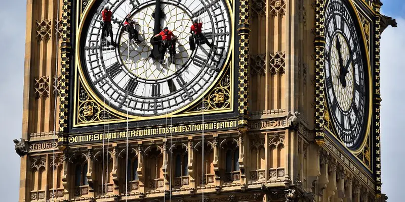 Aksi Para Pekerja Membersihkan Menara Jam Big Ben