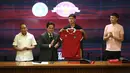 Pemain Naturalisasi, Rafael Struick (kedua kanan) menerima jersey dari Ketua Umum PSSI, Erick Thohir didampingi Waketum PSSI, Zainudin Amali saat konferensi pers pengumuman resmi FIFA Matchday antara Timnas Indonesia melawan Argentina di ruang media Stadion Utama Gelora Bung Karno (SUGBK), Jakarta, Rabu (24/05/2023). (Bola.com/Bagaskara Lazuardi)