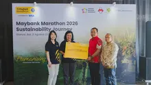 Maria Trifanny Fransiska Head of Sustainability Maybank Indonesia (kiri), Budhi Dyah Sitawati Ketua Pembina Yayasan Maybank Indonesia (2-kiri) menyerahkan dukungan program jejak hijau Maybank Marathon kepada Kompyang Ambarayusa Kepala Desa Sanding (2-kanan) didampingi Friska Sinuraya Direktur Operasional World Research Institute (kanan) saat Maybank Marathon Sustainability Day di Piduh Charity Cafe, Gianyar, Bali, pada 21 Agustus 2026. (Bola.com/Alit Binawan)