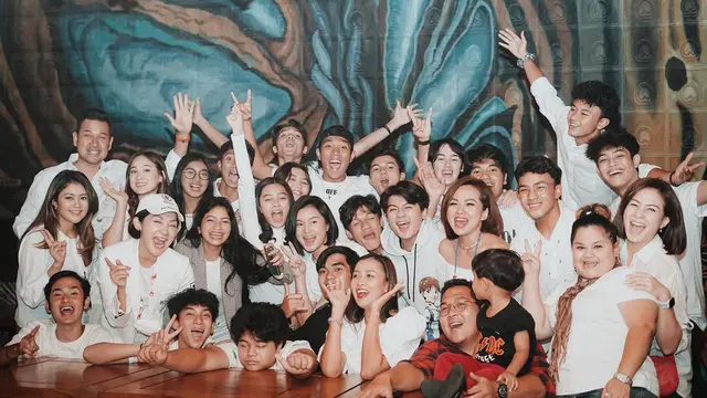 Sudah 2 Tahun Bareng, Ini 7 Potret Perpisahan Pemain Sinetron Dari Jendela SMP