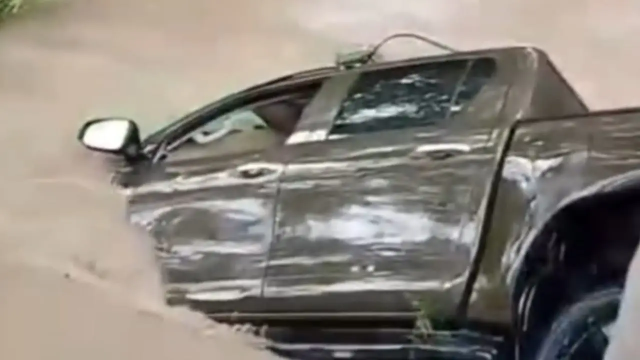 Kondisi mobil pengawal Bupati Kupang saat terjebak arus sungai