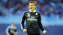 Gelandang Real Madrid, Toni Kroos merayakan selebrasi usai mencetak gol ke gawang Celta Vigo pada laga Liga Spanyol di Stadion Balaidos , Spanyol, Senin (27/4/2015). Real Madrid menang 4-2 atas Celta Vigo. (REUTERS/Miguel Vidal)