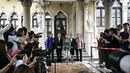Dalam putusannya, tujuh dari sembilan hakim Mahkamah Konstitusi Thailand memilih untuk menangguhkan sementara tugas-tugas resmi Paetongtarn Shinawatra selama proses penyelidikan berlangsung. (Lillian SUWANRUMPHA/AFP)