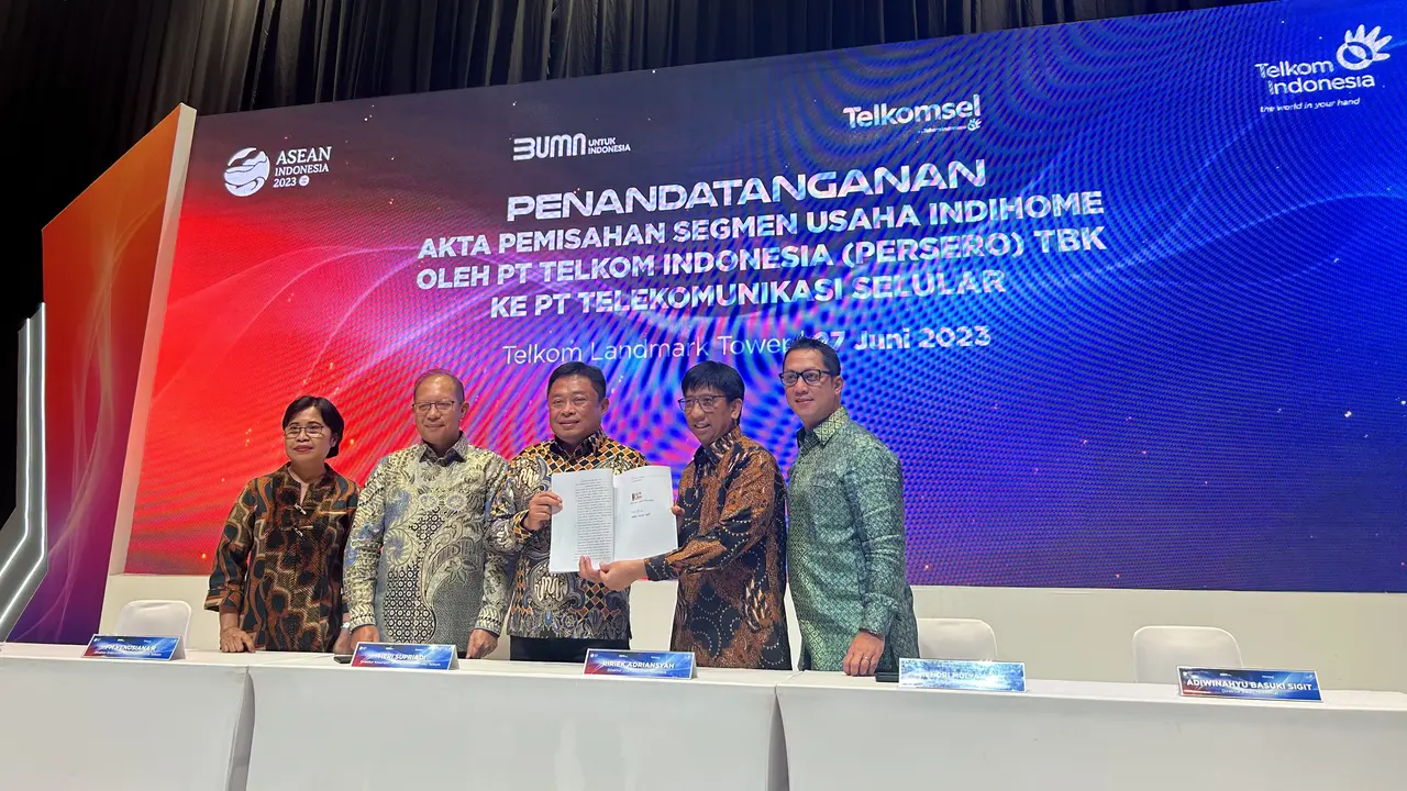 Penandatanganan akta pemisahan segmen usaha Indihome oleh Telkom Indonesia ke Telkomsel, Selasa (27/6/2023). (Foto: Liputan6.com/Elga N)