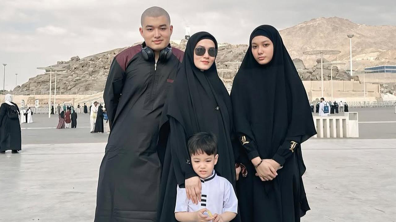 Perjalanan Penuh Syukur, 7 Potret Lyra Virna Umrah Ditemani Anak-anak yang Kian Dewasa
