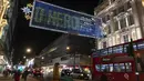 Foto pada 3 November 2020 ini memperlihatkan lampu-lampu Natal yang menerangi area perbelanjaan utama Oxford Street di London, Inggris. Lampu-lampu Natal di Oxford Street mulai dinyalakan pada Senin (2/11). (Xinhua/Han Yan)