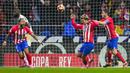 Pemain Atletico Madrid merayakan gol yang dicetak oleh Antoine Griezmann, ke gawang Real Madrid dalam laga babak 16 besar Copa del Rey 2023/2024 yang digelar di Metropolitano, Jumat (19/1/2024). Berkat hasil ini, Atletico Madrid pun menjadi tim terakhir yang memastikan kelolosan ke babak perempat final Copa del Rey. (AP Photo/Manu Fernandez)