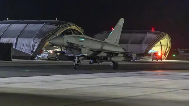 Pesawat Jet RAF Typhoon lepas landas dari RAF Akrotiri di Siprus untuk misi menyerang sasaran Houthi di Yaman 11 Januari 2024.(Sersan Lee Goddard, Kementerian Pertahanan Inggris Via AP)