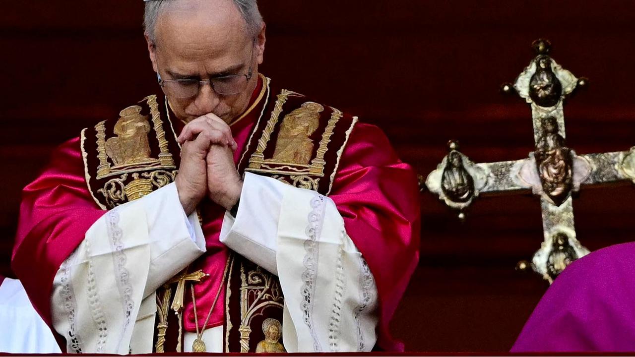 FOTO: Asap Putih Muncul di Kapel Sistina, Robert Prevost Terpilih Jadi Paus Leo XIV