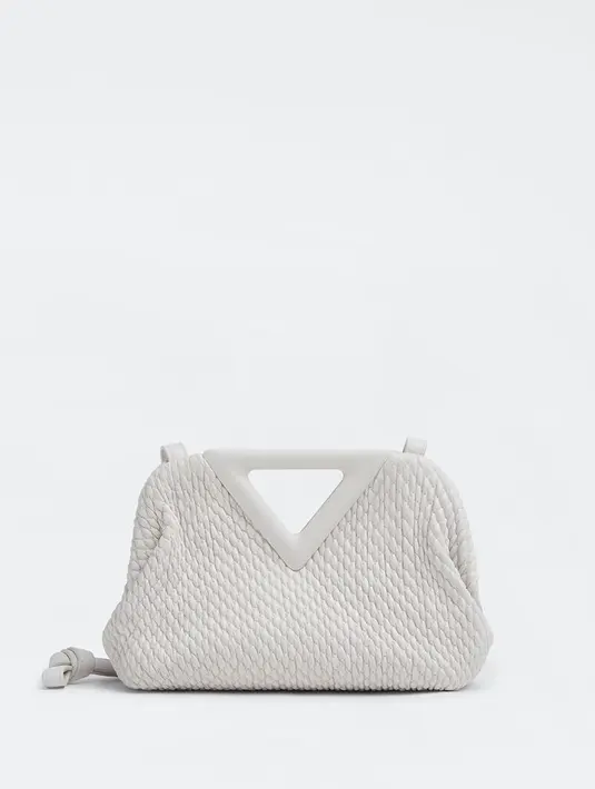 Bottega Veneta sling bag bernuansa putih dengan kisaran harga Rp. 14 juta rupiah.