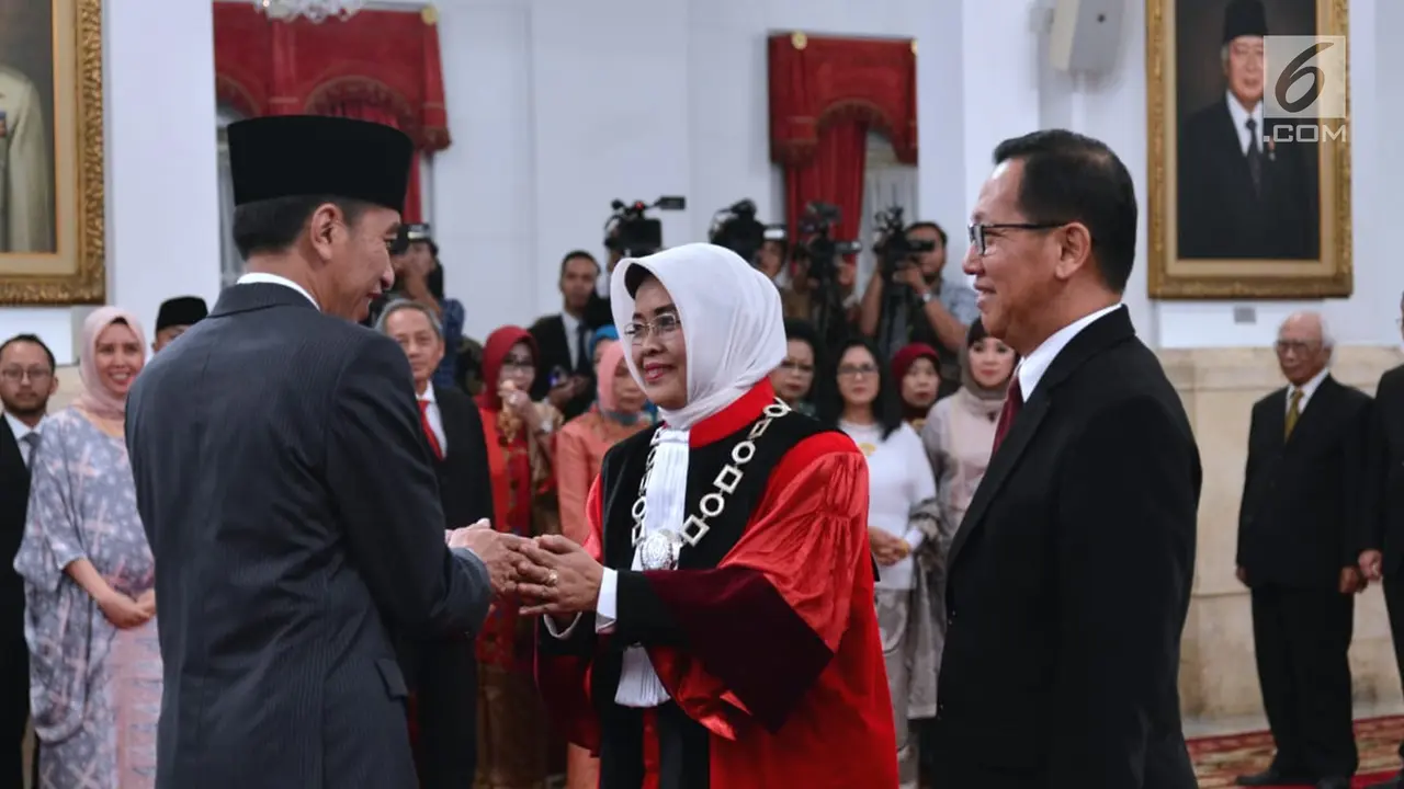 Jokowi Lantik Enny Nurbaningsih Jadi Hakim MK