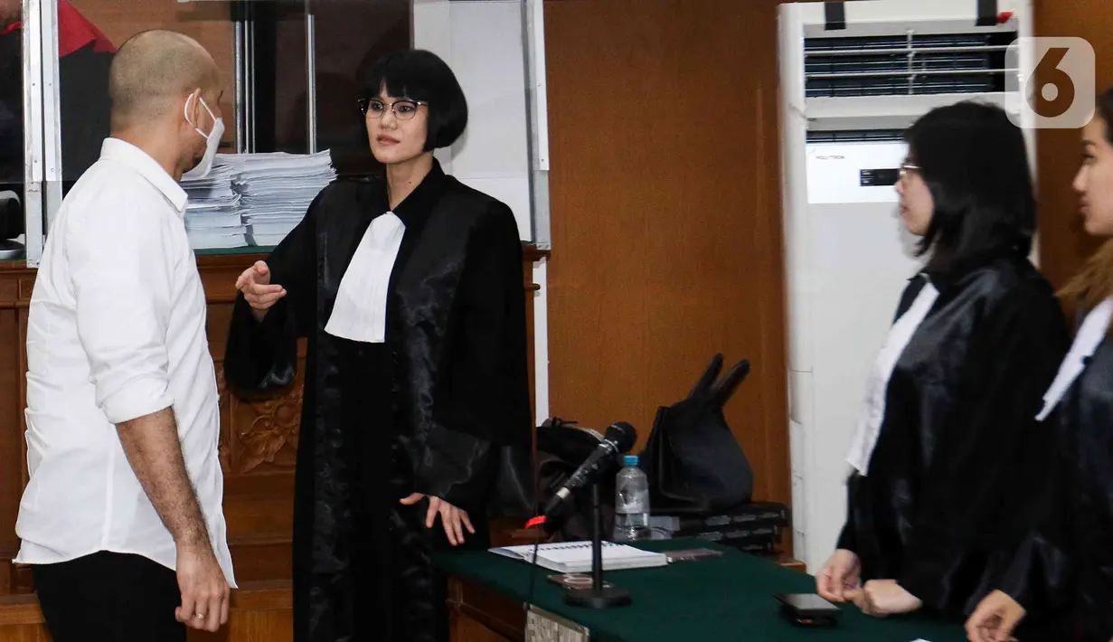 Mantan Kasubbagriksa Baggak Etika Rowabprof Divisi Propam Polri Baiquni Wibowo berbincang dengan kuasa hukum usai menjalani sidang pembacaan putusan di PN Jakarta Selatan, Jumat (24/2/2023). Majelis hakim PN Jaksel menilai Baiquni telah terbukti turut serta melakukan perintangan penyidikan terkait penanganan perkara pembunuhan berencana Nofriansyah Yosua Hutabarat alias Brigadir J. (Liputan6.com/Herman Zakharia)
