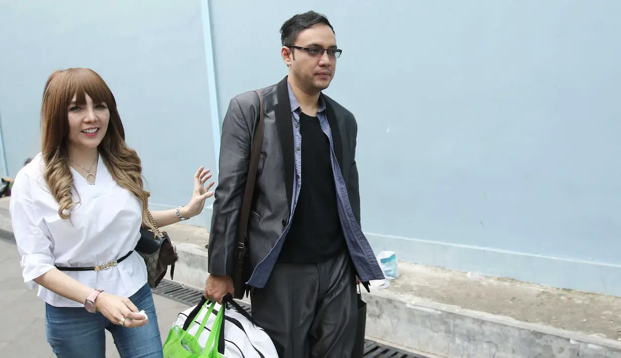 Sandy Tumiwa sendiri mengaku geram terkait kabar tersebut. Apalagi, muncul saat dirinya memiliki rencana baik untuk menikah. Ia menganggap semua ini sebagai ujiannya jelang nikahi Shinta Bebi. (Nurwahyunan/Bintang.com)