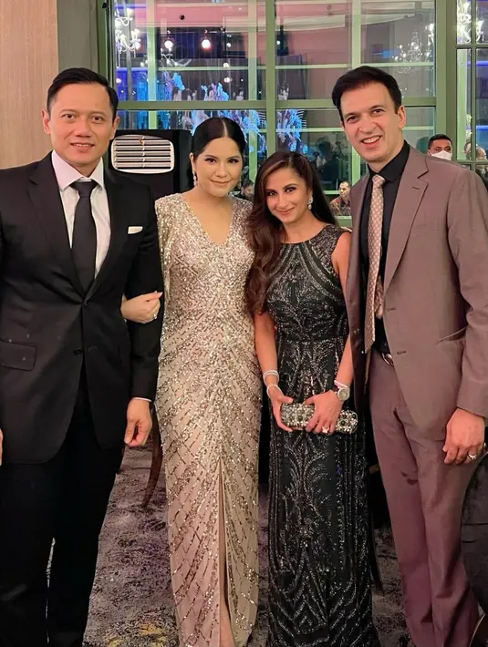 Annisa Pohan hadir bersama AHY mengenakan long sequin dress berkerah v warna silver. [Instagram].