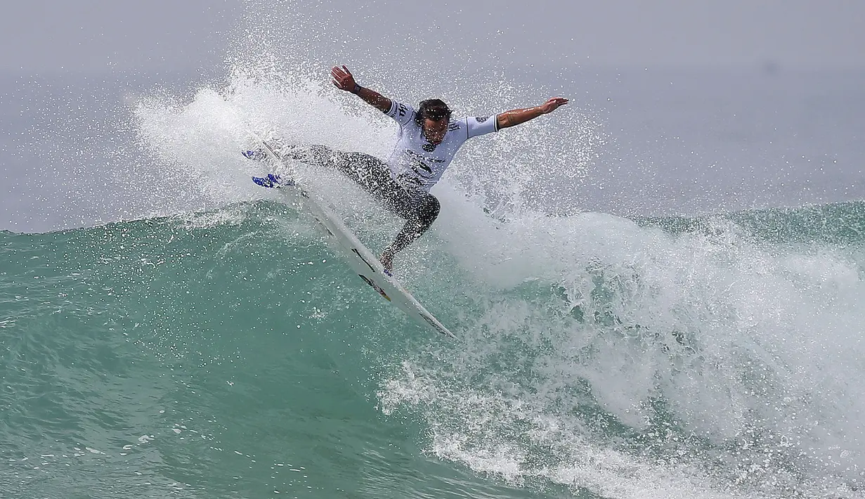Penampilan surfer asal Portugal, Vasco Ribeiro pada ajang Moche Rip Curl Pro di Portugal, Jumat (23/10/2015). (EPA/Jose Sena Goulao)