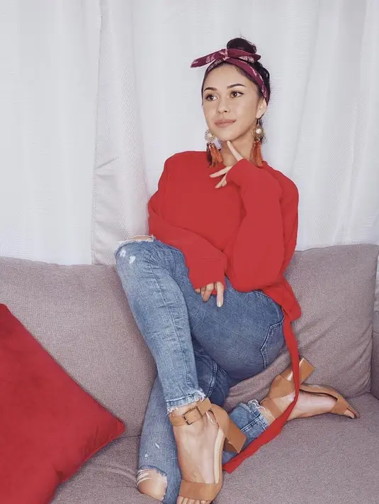 Punya dua orang anak, Jason Deandra White dan Sarah Deana White, istri Andrew White ini tetap tampil kekinian. Seperti saat sesi pemotretan ini, Nana mengenakan celana jeans, blus merah dan scarf yang dijadikan bandana. (Instagram/nanamirdad)