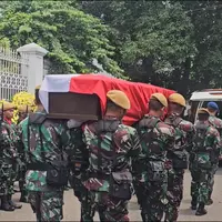 Duka menyelimuti kakak beradik, Ira dan Ari Wibowo. Ayahanda dua artis senior ini, R. Wibowo Wirjodiprodjo meninggal dunia pada Sabtu, 14 Oktober 2023, pukul 18.30 WIB. Jenazah di makamkan di Taman Makam Pahlawan (TMP) Kalibata Minggu (15/10) secara militer. [Instagram/ariwibowo_official]