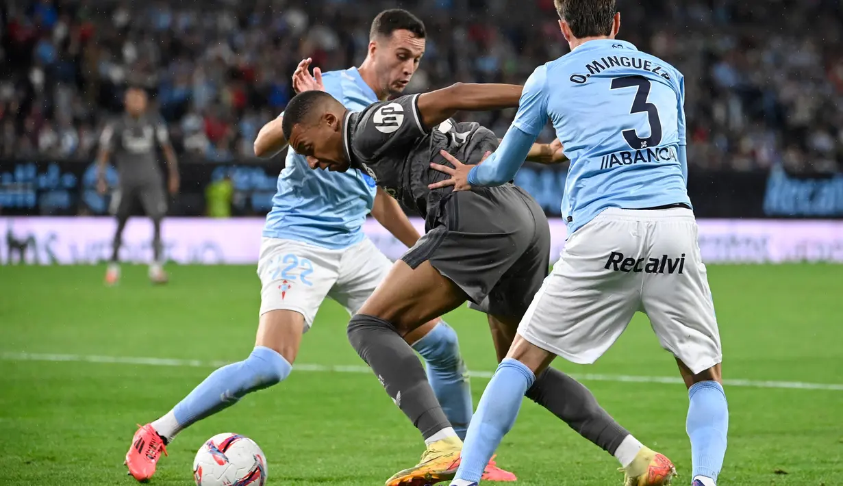 Skor 2-1 untuk kemenangan Real Madrid bertahan hingga akhir laga. Saat ini, Real Madrid berada di posisi dua klasemen dengan 24 poin dari 10 laga yang sudah dimainkan. (MIGUEL RIOPA/AFP)