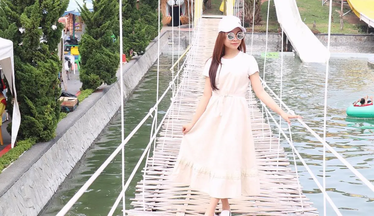Tasya Rosmala dikenal sebagai gadis yang anggun. Dara muda in terlihat sering memakai rok atau dress.(Liputan6.com/IG/@tasya_ratu_gopo)