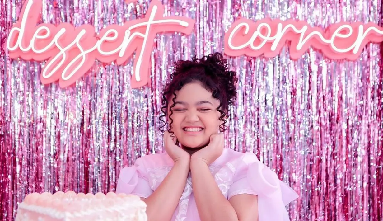 Amora Lemos tampil girly dengan balutan gaun organza bernuansa pink yang memiliki detail embroidery. (instagram/amora_lemos05)