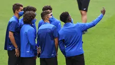 Para pemain Atalanta melakukan selfie di lapangan saat tim berjalan-jalan di stadion Da Luz di Lisbon, Selasa (11/8/2020). Atalanta akan bertanding melawan PSG pada perempat final Liga Champions di stadion Da Luz, Lisbon, Portugal. (Rafael Marchante/Pool via AP)