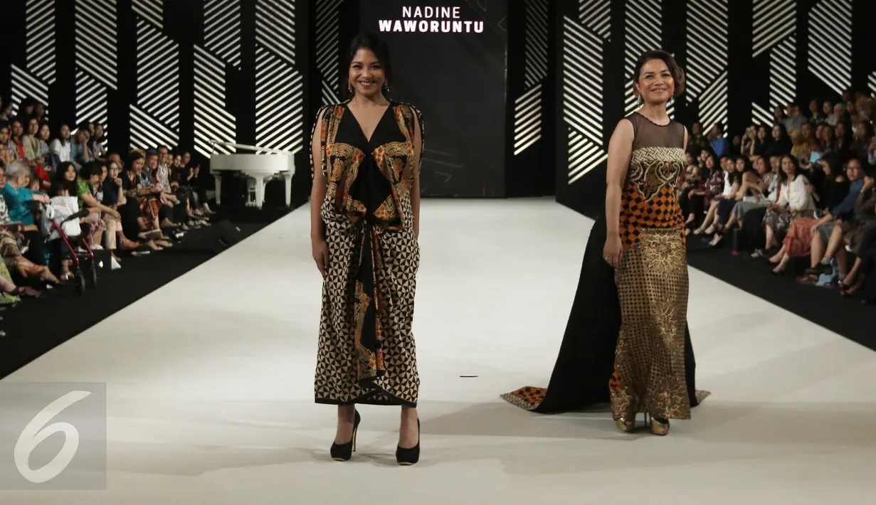 Nadine Waworuntu dan Ruth Sahanaya mengenakan busana rancangan Era Soekamto  dalam Senayan City Fashion Nation ke-11, Jakarta, Rabu (12/4). Memperingati hari Kartini, Senayan City memberikan penghargaan ke 21 wanita. (Liputan6.com/Herman Zakharia)