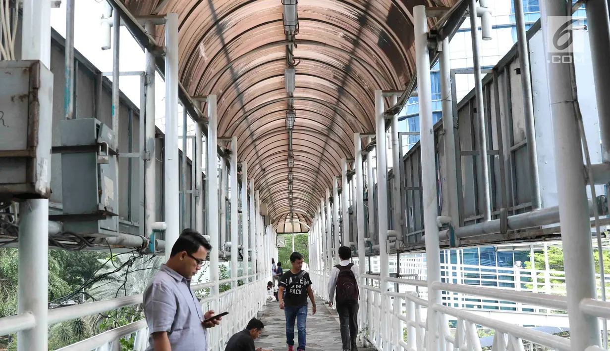 Pejalan kaki melintasi JPO Tosari di Jakarta, Rabu (5/12). Hal tersebut dilakukan sebagai langkah menertibkan warga Ibu Kota terutama para pengendara bermotor agar sadar dan ramah pada pejalan kaki. (Liputan6.com/Immanuel Antonius)