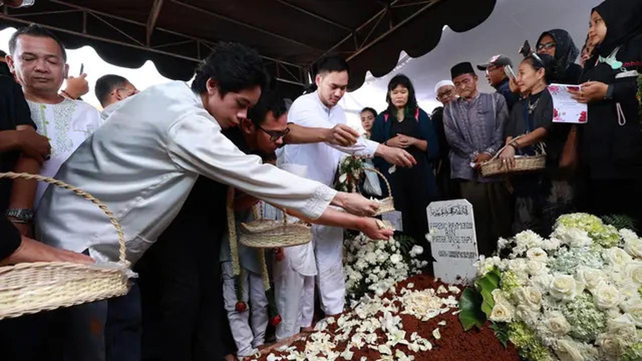 Suasana Haru Selimuti Pemakaman Aktor Senior Ray Sahetapy