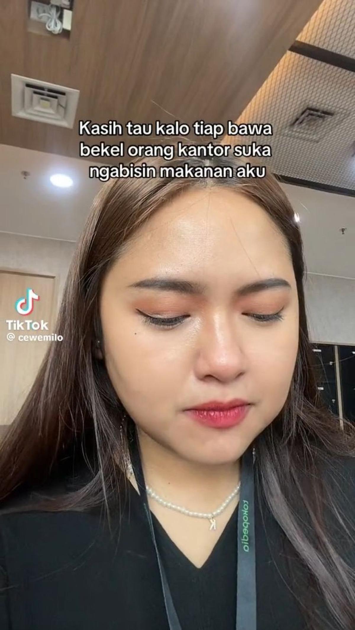"Perkara ngadu ke mama, kasih tau kalo tiap bawa bekel orang kantor suka ngabisin makanan aku," tulisnya di awal video.