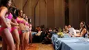 Miss Universe 2015 Pia Wurtzbach (kanan) saat menjadi juri dalam ajang sesi bikini kontestan Binibining Pilipinas (Miss Philippines) di Metro Manila, Selasa (29/3). (REUTERS/Erik De Castro)