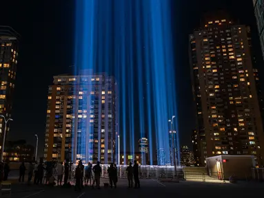 Sinar cahaya yang membentuk Tribute in Light diuji coba sebagai persiapan untuk memperingati 23 tahun serangan teroris 9/11, New York, 5 September 2024. (Spencer Platt/Getty Images North America/Getty Images via AFP)