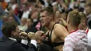 Pemain Polandia, Damian Szymanski (tengah) berselebrasi usai mencetak gol ke gawang Inggris pada pertandingan kualifikasi grup I Piala Dunia 2022 di stadion Narodowy di Warsawa, Kamis (9/9/2021). Inggris bermain imbang dengan Polandia 1-1. (AP Photo/Czarek Sokolowski)