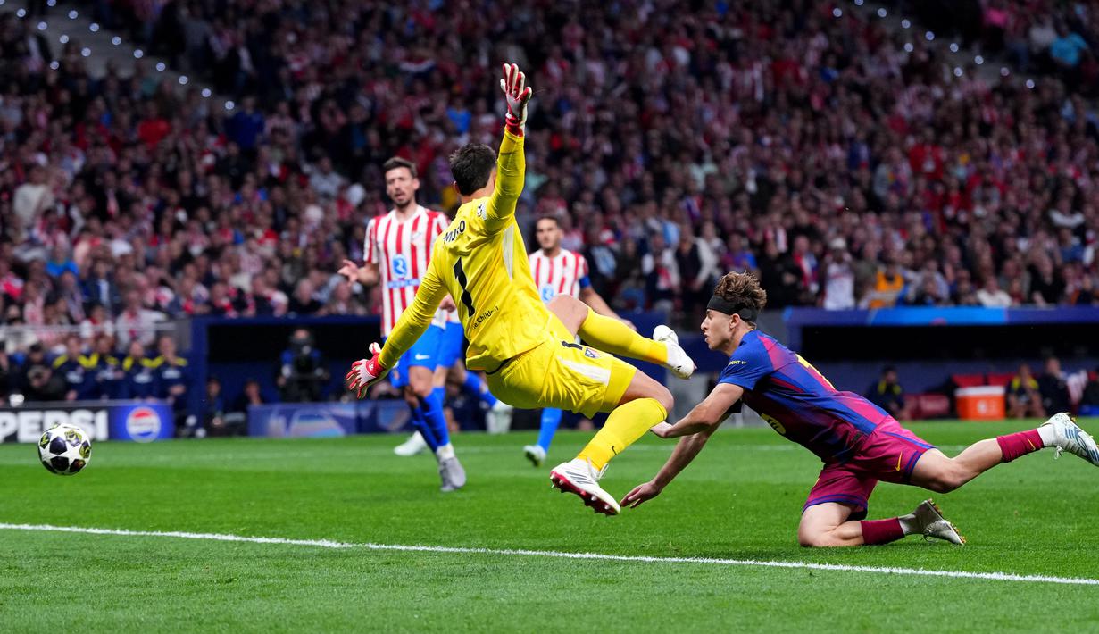 Insiden terjadi saat Musso berusaha menghalau peluang dari sundulan Fermin. Dalam upayanya menutup ruang, kaki Musso yang terangkat tinggi secara tidak sengaja mengenai wajah Fermin. (AP Photo/Manu Fernandez)