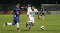 Sadill Ramdani vs Bayu Nugroho pada laga PSIS vs Persela di Stadion Moch. Soebroto, Magelang, Senin (7/5/2018). (Bola.com/Ronald Seger Prabowo)