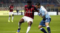 Gelandang AC Milan, Franck Kessie, berusaha melewati bek SPAL, Kevin Bonifazi, pada laga Serie A di Stadion San Siro, Milan, Sabtu (29/12). Milan menang 2-1 atas SPAL. (AP/Antonio Calanni)