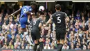 Striker Chelsea, Tammy Abraham, menyundul bola saat melawan Brighton & Hove Albion pada laga Premier League di Stadion Stamford Bridge, Sabtu (28/9). Chelsea menang 2-0. (AP/Frank Augstein)