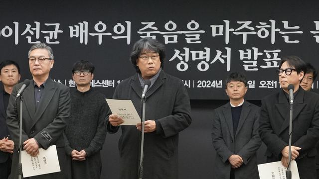 Bong Joon Ho dalam konferensi pers, menuntut investigasi atas kematian mendiang Lee Sun Kyun.  (AP Photo/Ahn Young-joon)