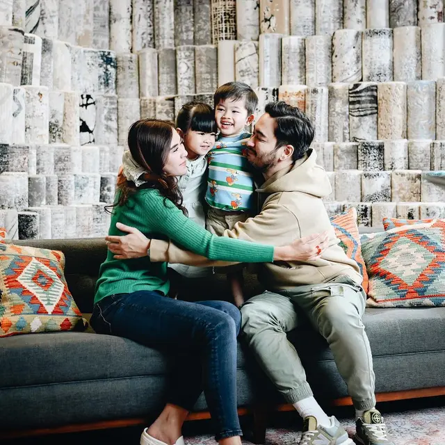 Potret Keluarga Kecil Jeje Govinda dan Syahnaz Sadiqah