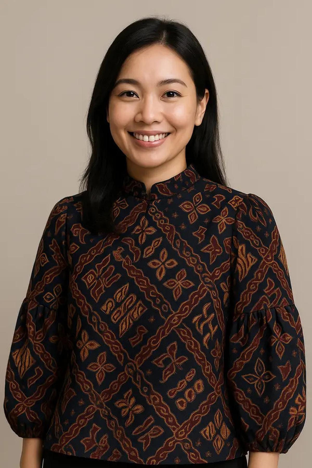 10 Model Blouse Batik Lengan Bishop yang Lagi Tren, Bikin Kamu Fashionable